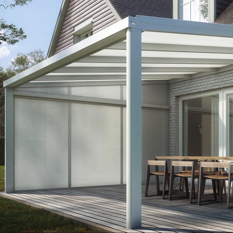 Moderne veranda met wit aluminium frame, doorschijnend windscherm en houten terrasmeubelen.